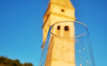 Kaštelir: Butiga kao svojevrsna tržnica i kantina lokalnog povrća, voća, vina, ulja, bire i žestica